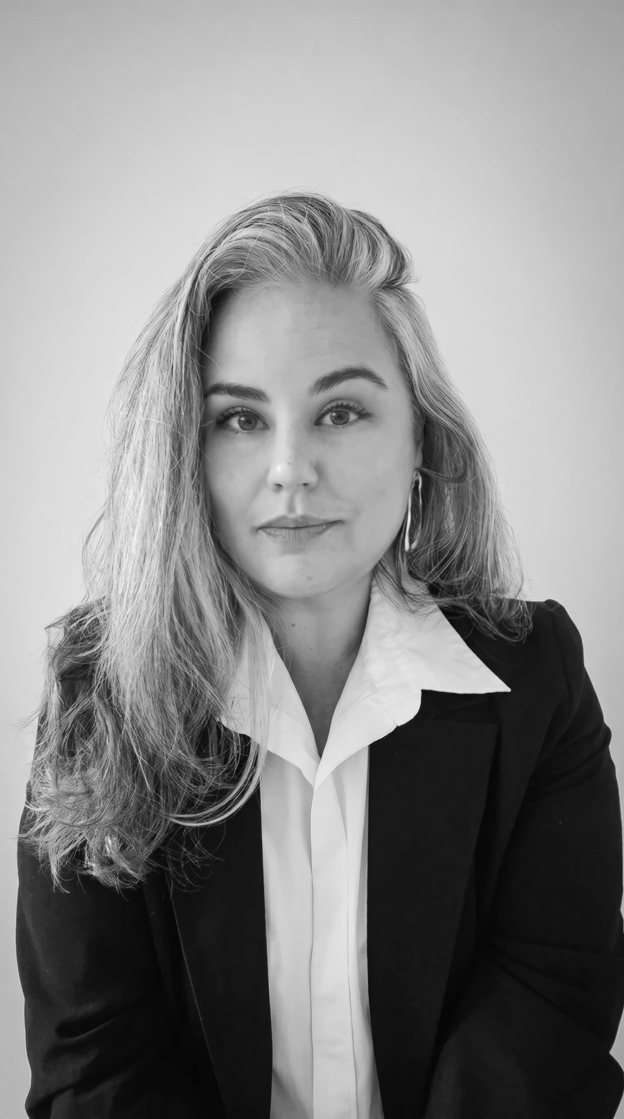 Retrato de Luciana Angelo em preto e branco